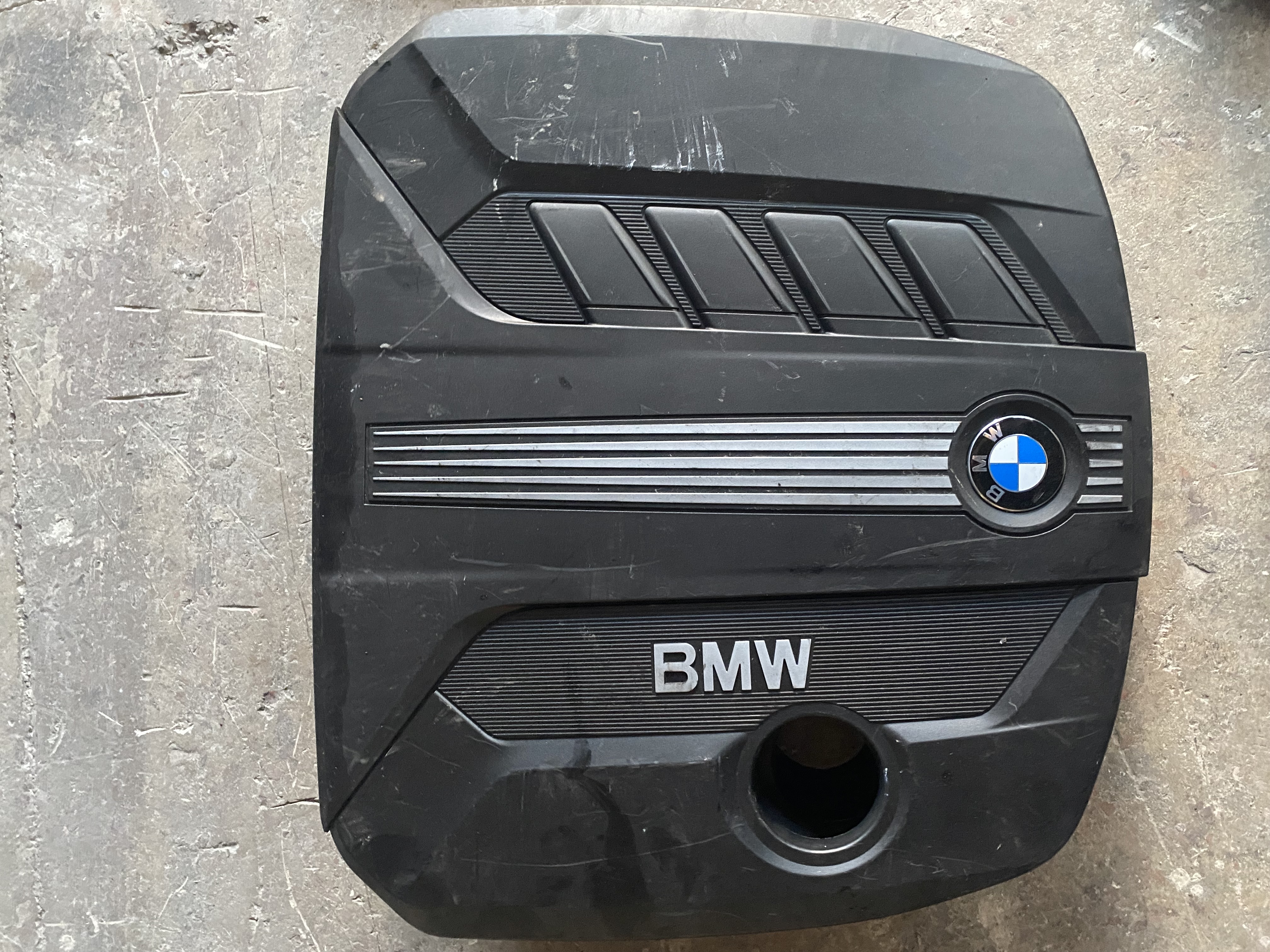 BMW F10 520D-525D MOTOR ÜST SÜS KAPAĞI RS BMW ÇIKMA YEDEK PARÇA BMW MOTOR ÜST KORUMA BMW HAVA FİLİTRESİ